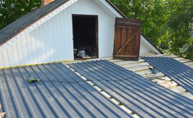 pose d'une toiture bac acier sur une maison