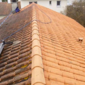 avant après d'un demoussage de toit