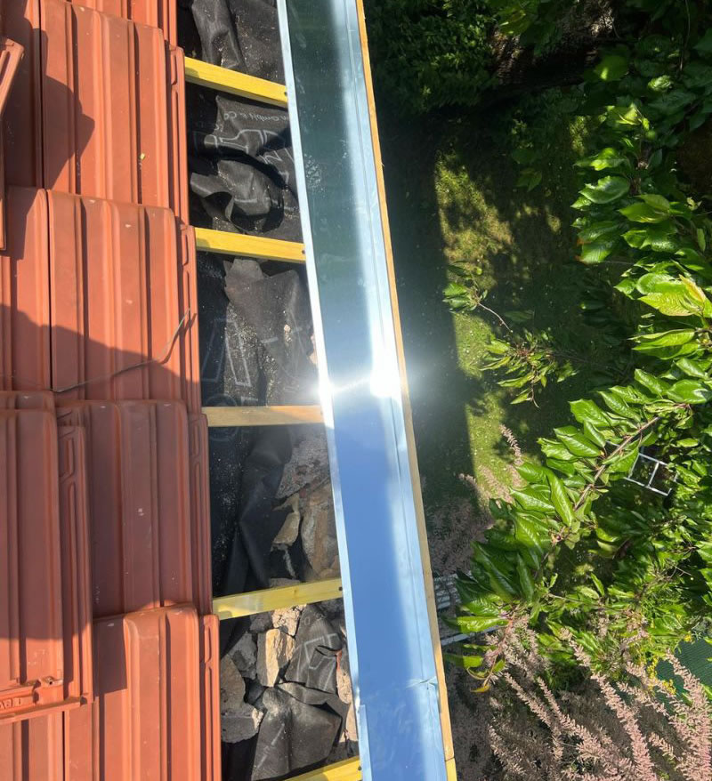 pose de gouttière zinc pour évacuation des eaux pluviales
