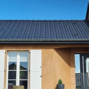 construction neuve, finition d'une toiture grise
